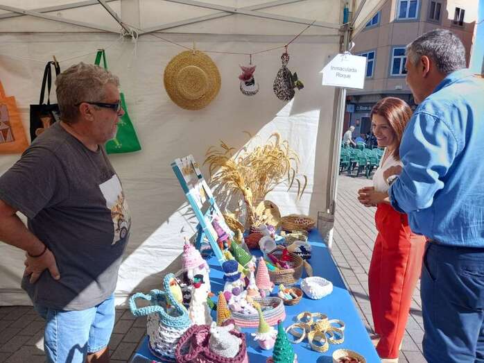 La alcaldesa Carmen Hernández y el concejal de Festejos, Servando González, durante la inauguración de la muestra/TA.